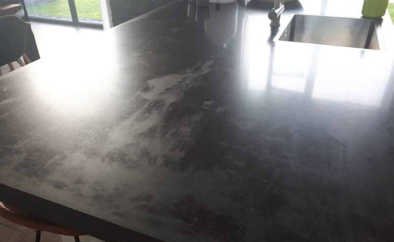 Doffe plekken op granieten aanrechtblad voor herstel